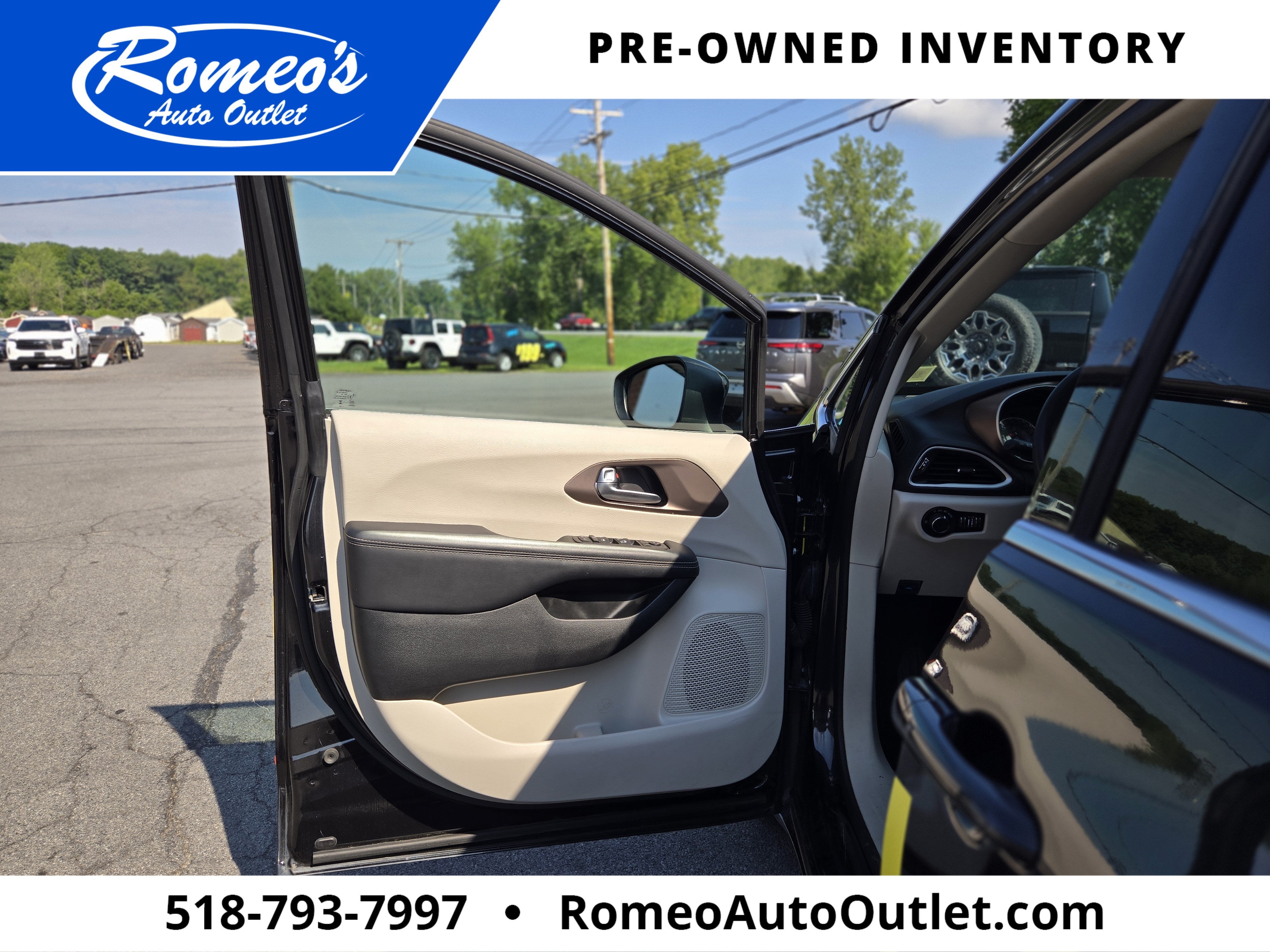 2023 Chrysler Voyager LX