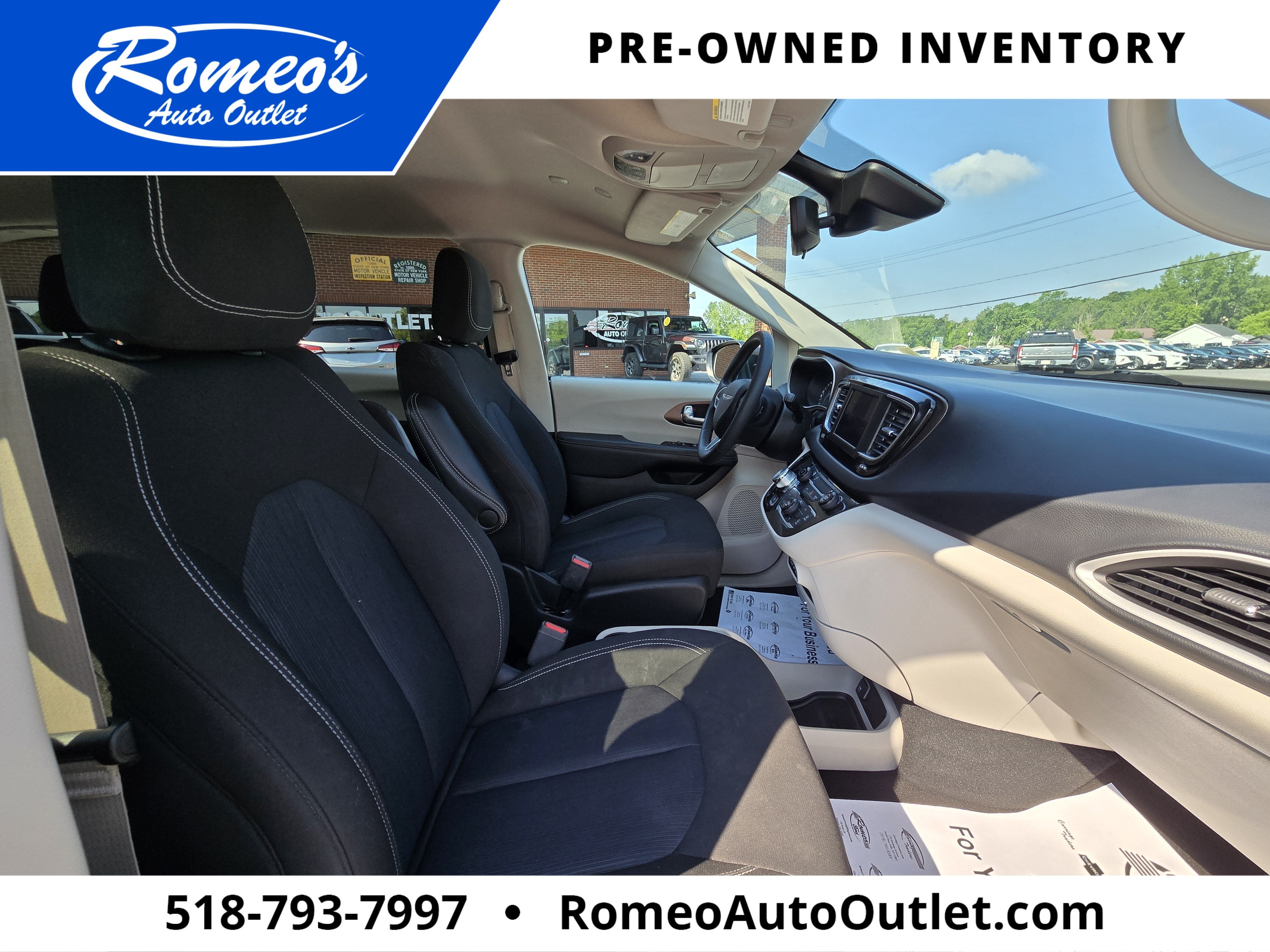 2023 Chrysler Voyager LX