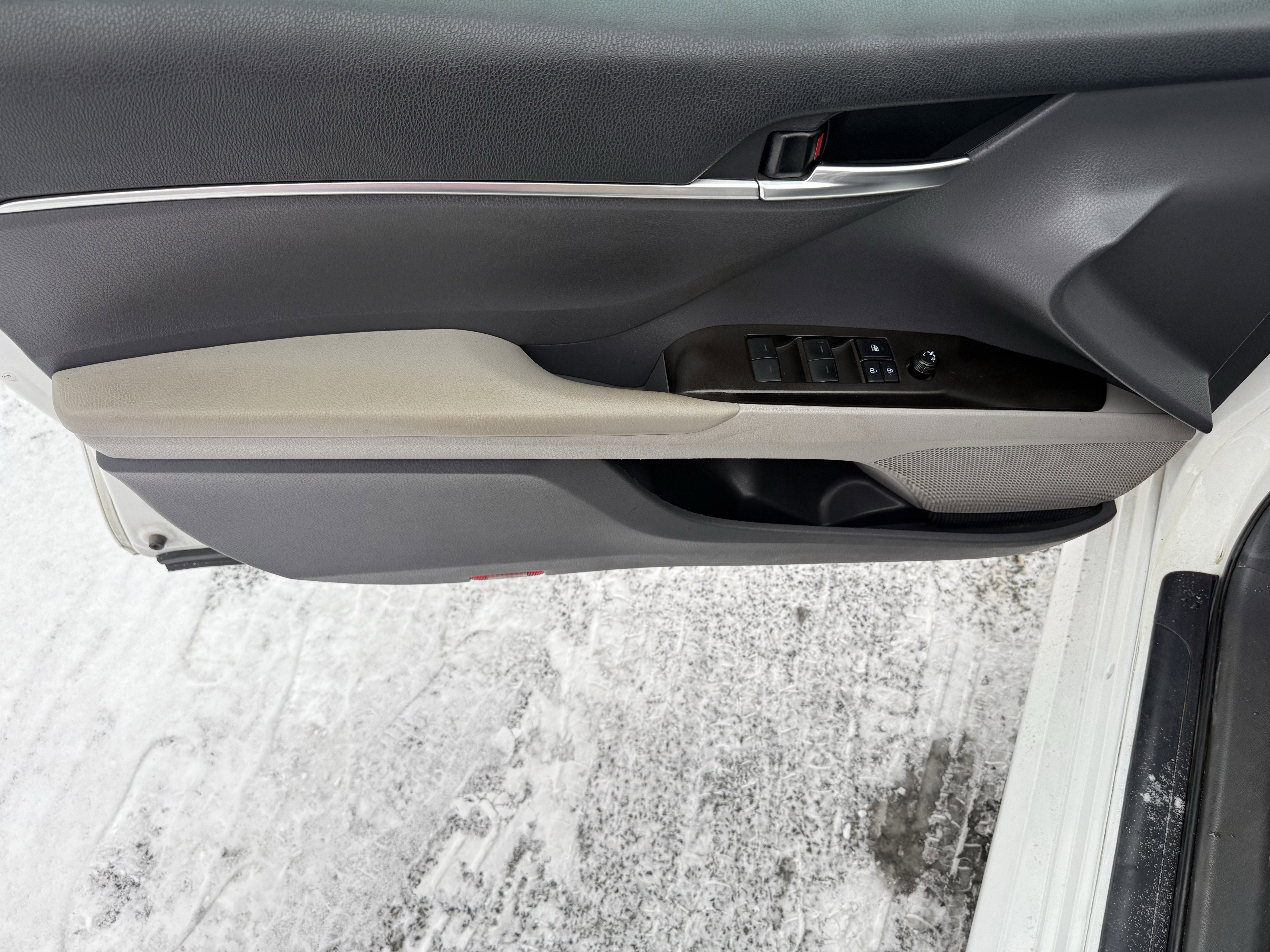 2022 Toyota Camry Hybrid LE