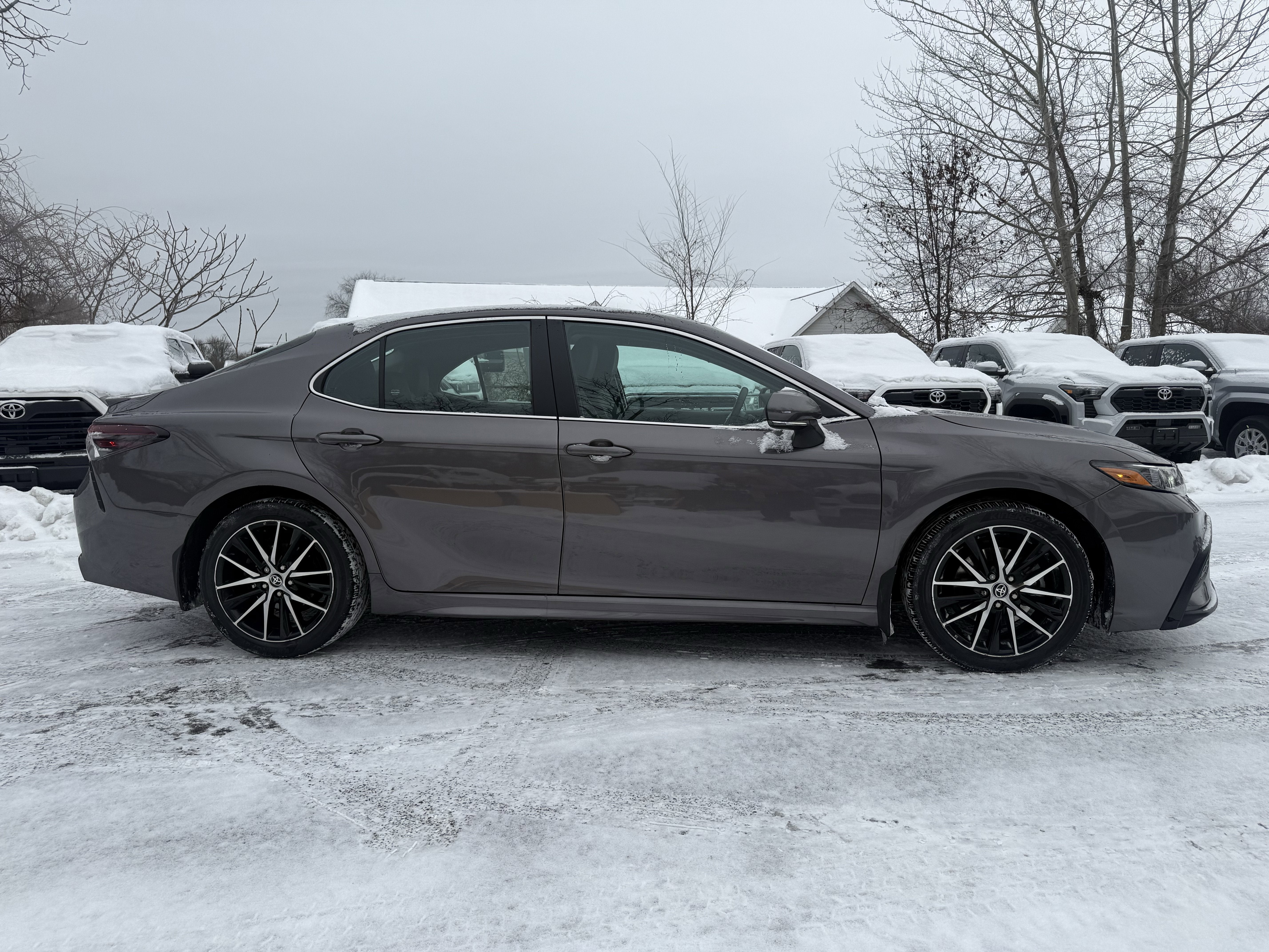 2022 Toyota Camry Hybrid SE