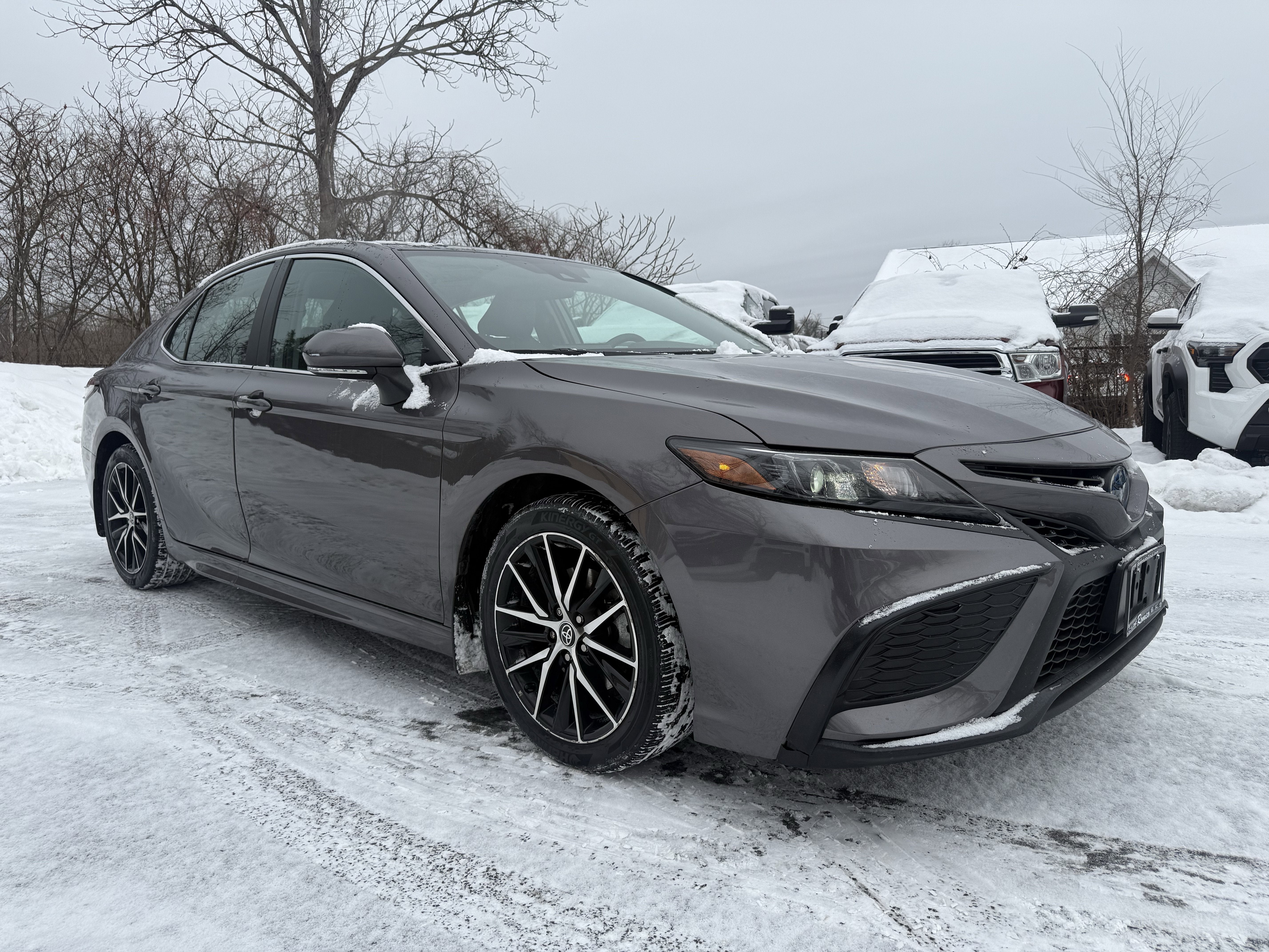 2022 Toyota Camry Hybrid SE