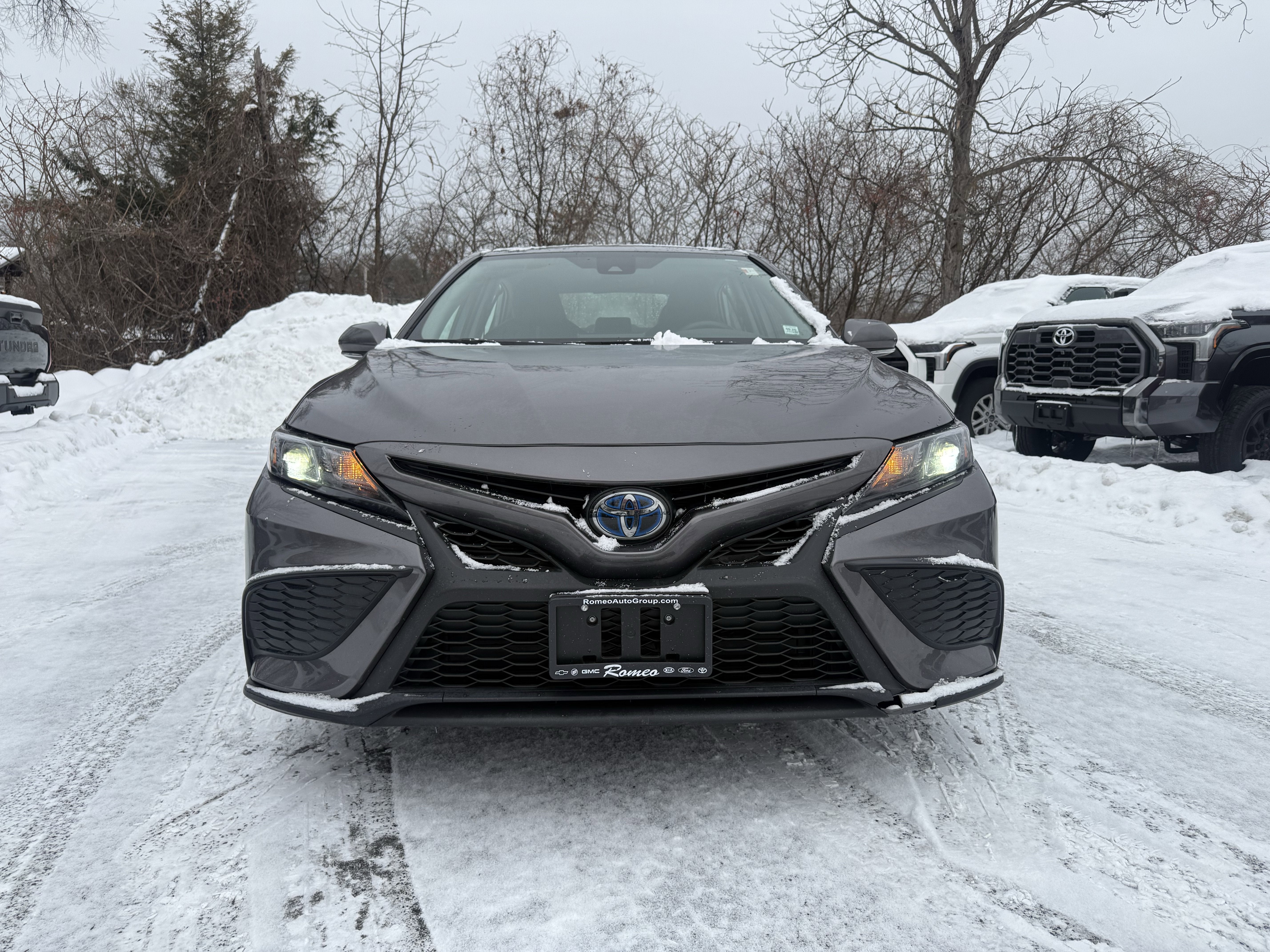2022 Toyota Camry Hybrid SE