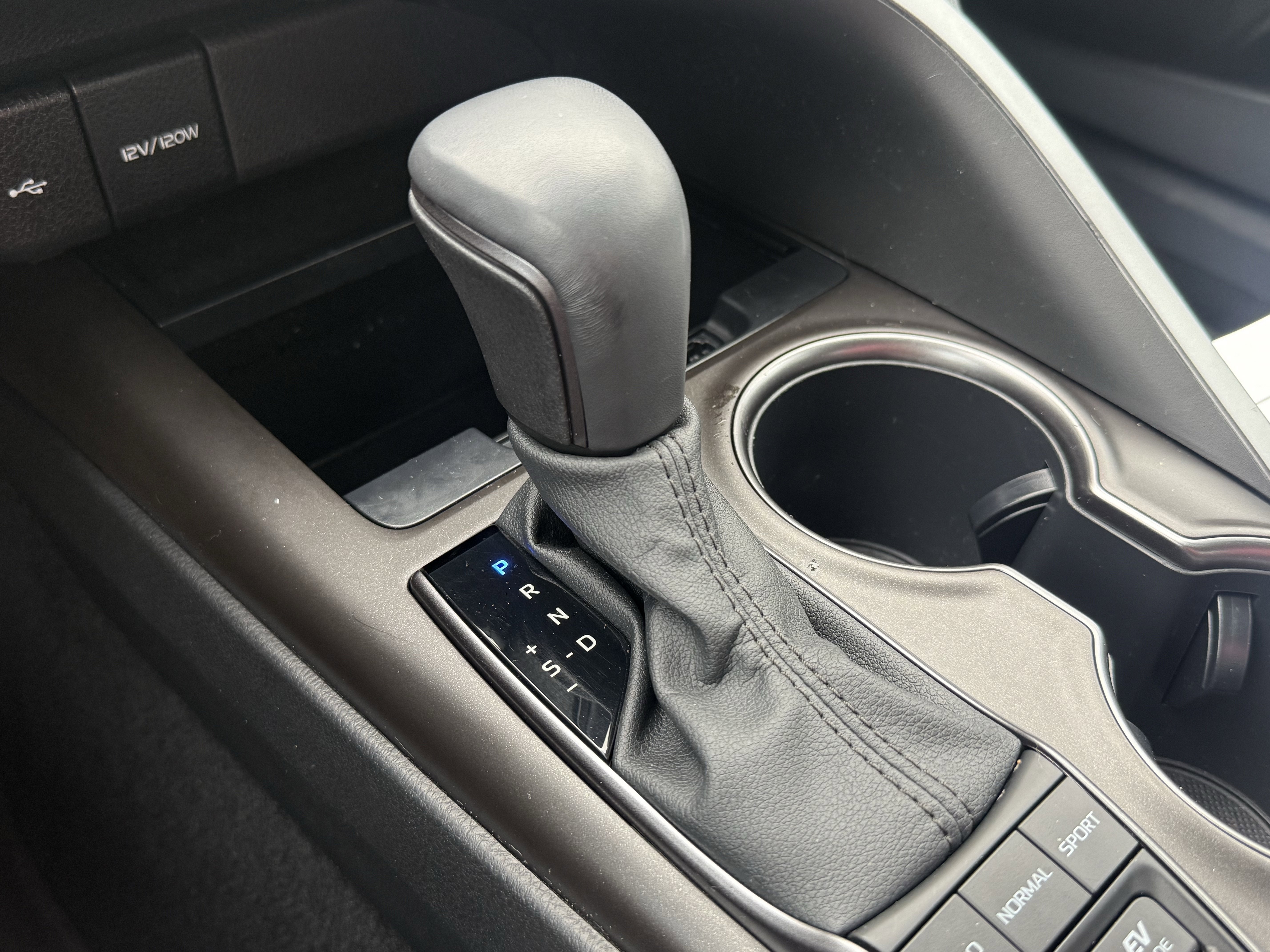 2022 Toyota Camry Hybrid SE