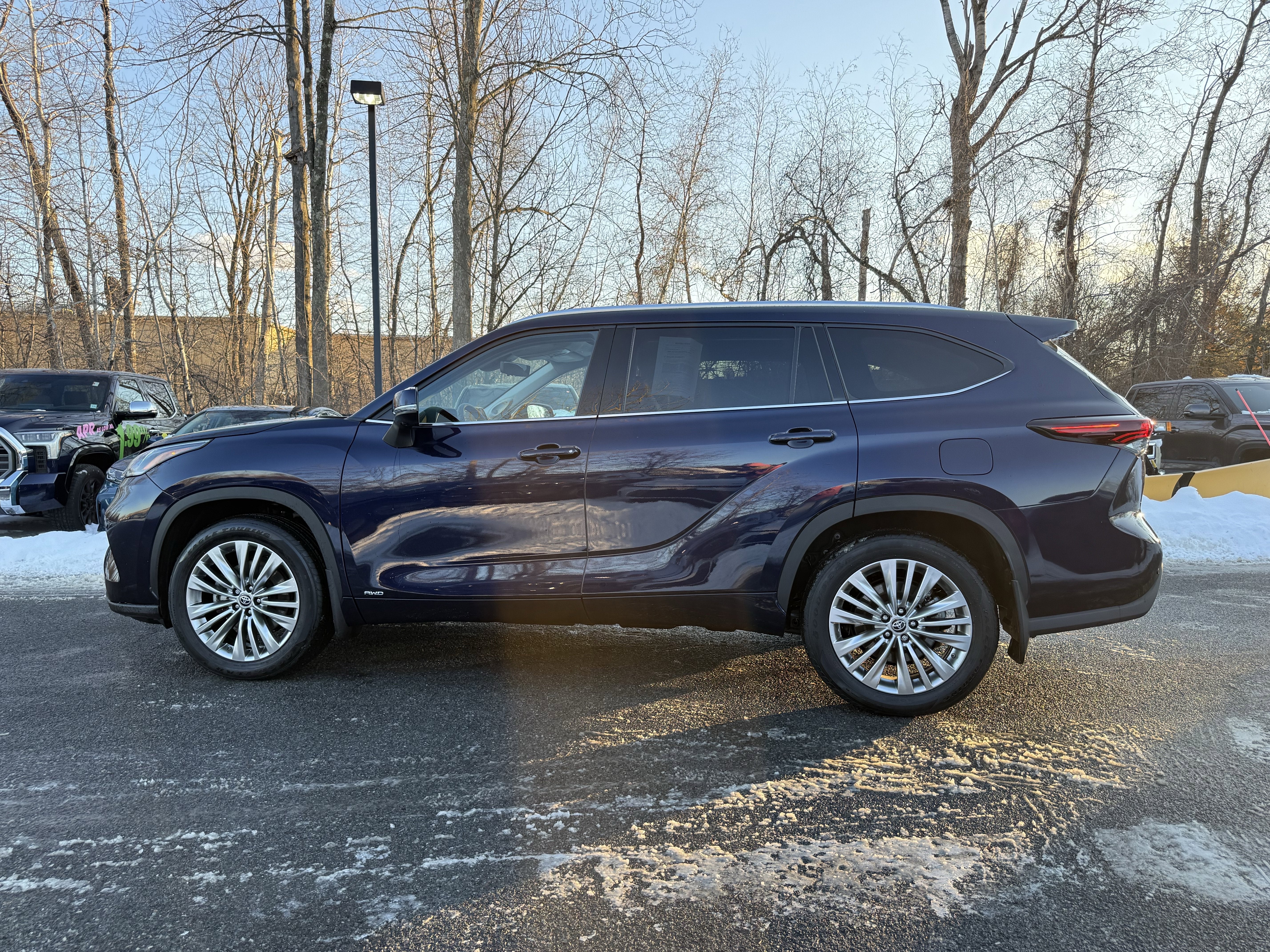 2025 Toyota Highlander Hybrid Platinum