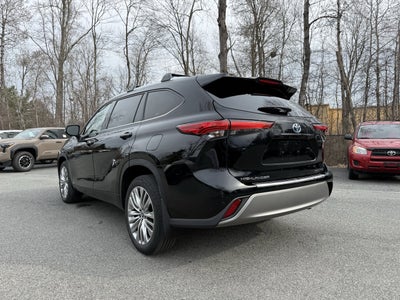 2023 Toyota Highlander Hybrid Platinum