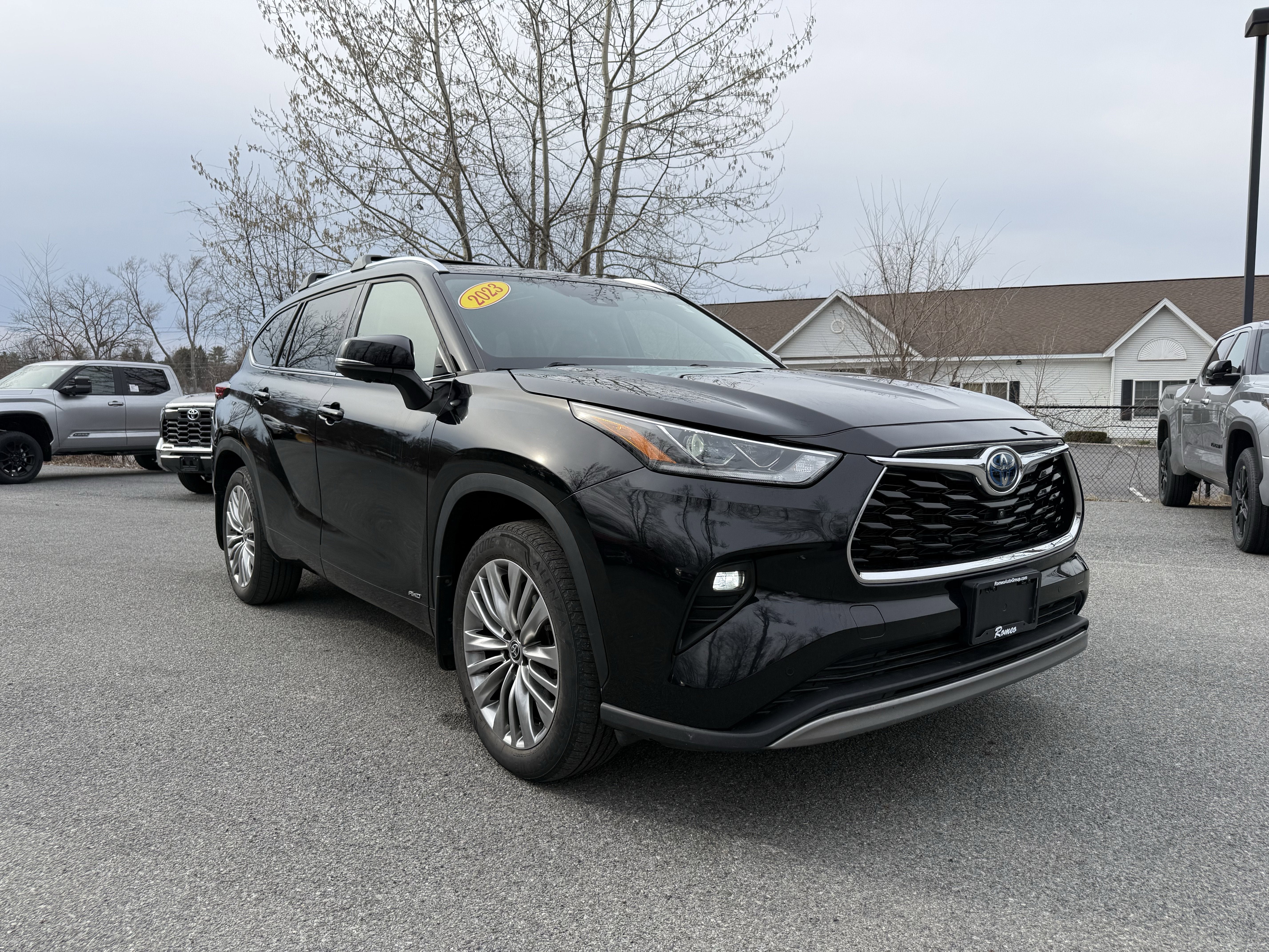 2023 Toyota Highlander Hybrid Platinum