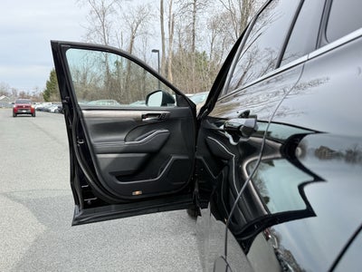 2023 Toyota Highlander Hybrid Platinum