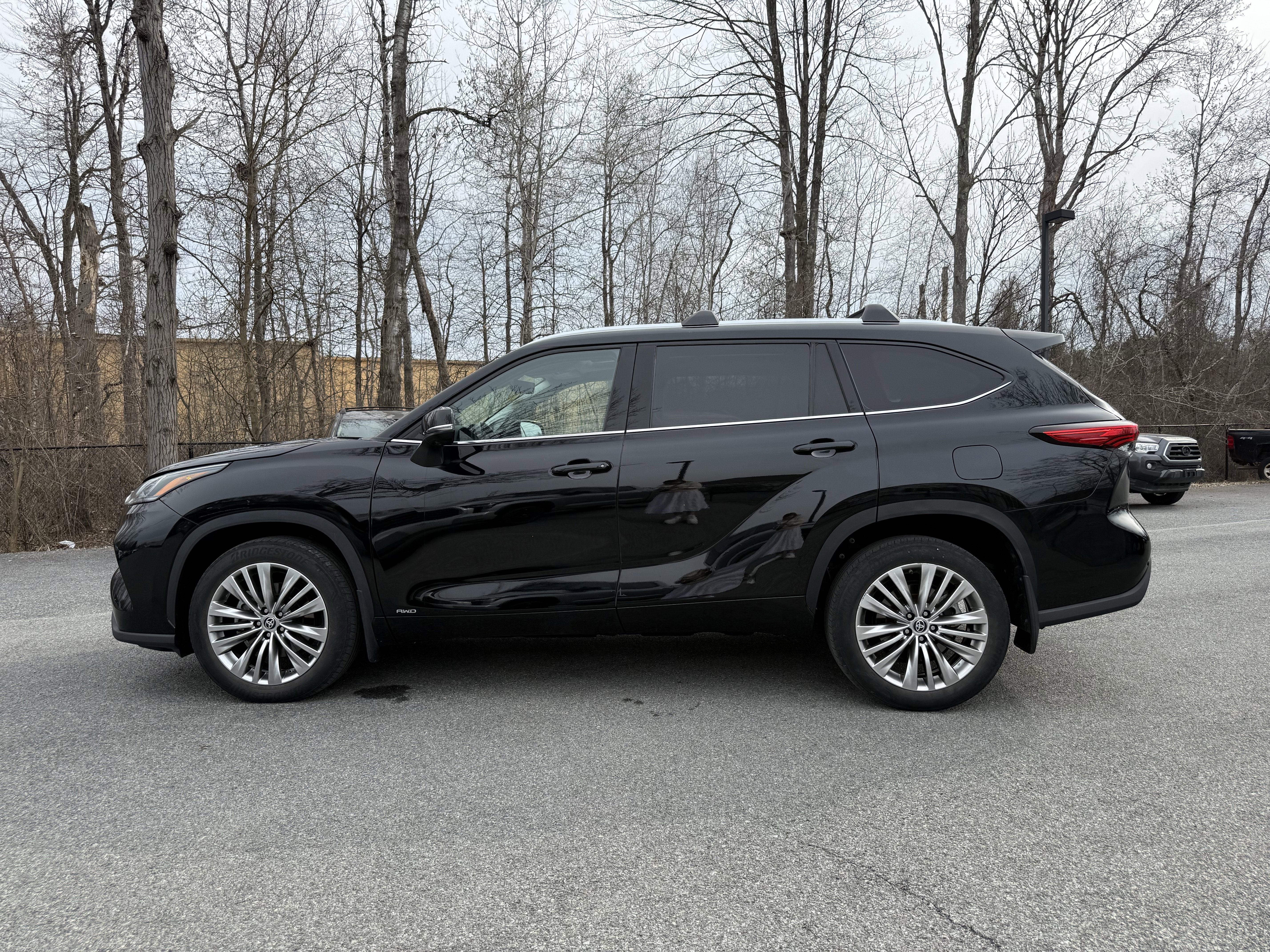 2023 Toyota Highlander Hybrid Platinum