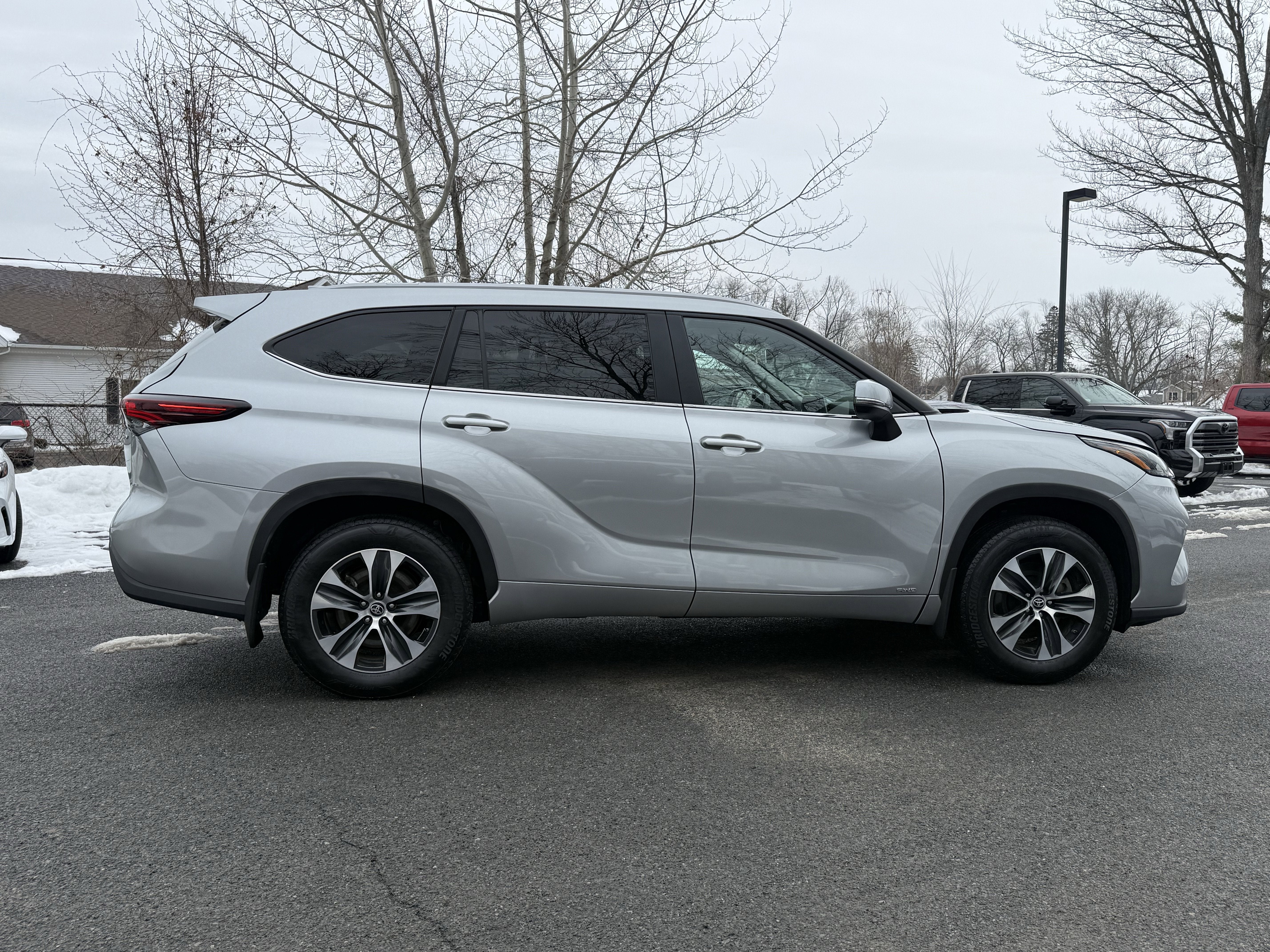 2025 Toyota Highlander Hybrid XLE