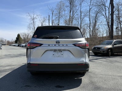 2022 Toyota Sienna LE 8 Passenger