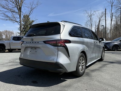 2022 Toyota Sienna LE 8 Passenger