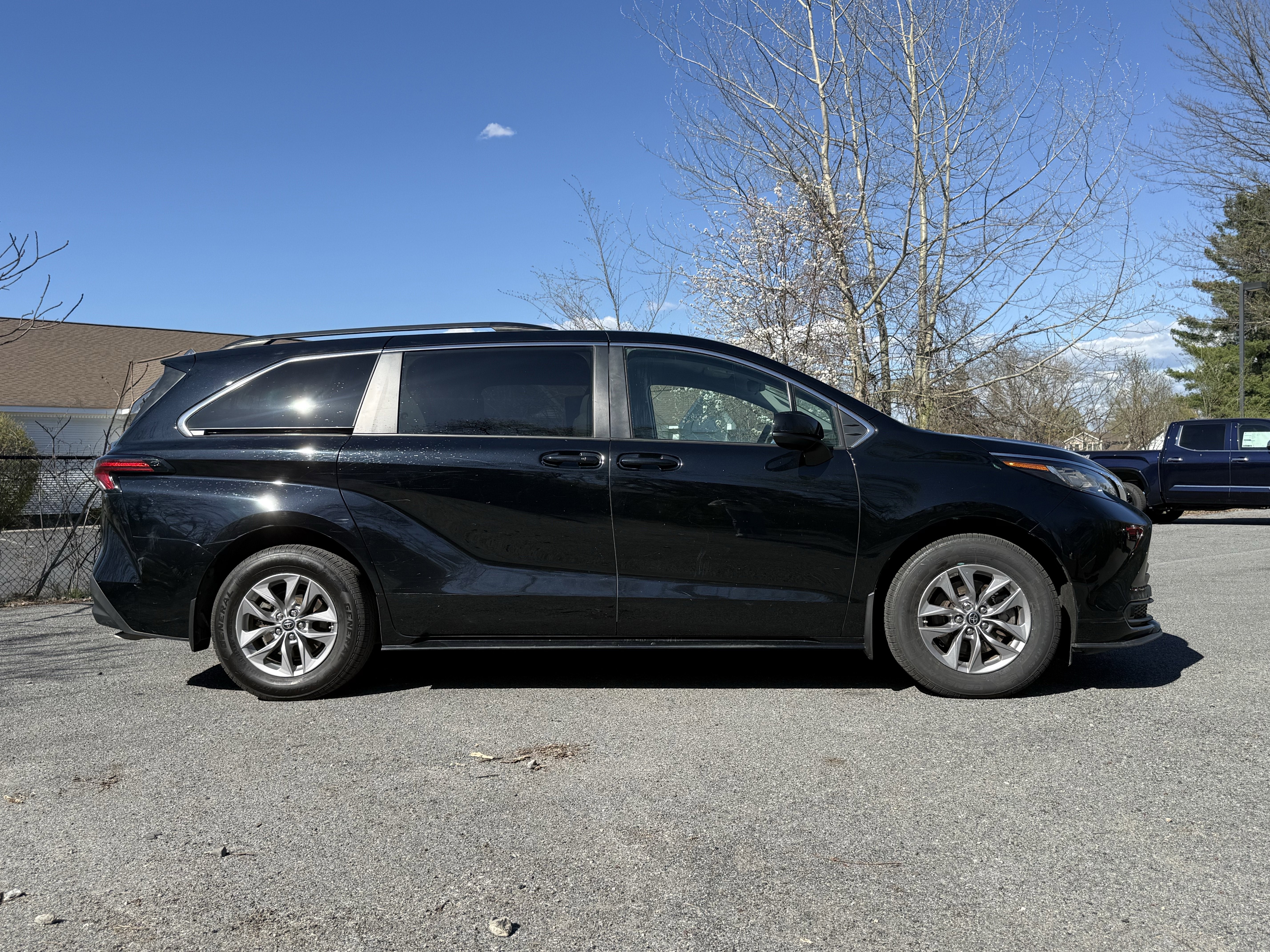 2022 Toyota Sienna LE 8 Passenger