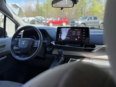 2022 Toyota Sienna LE 8 Passenger