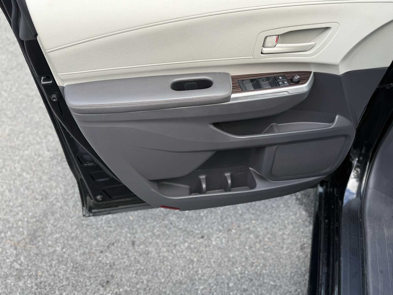 2022 Toyota Sienna LE