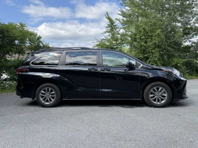 2022 Toyota Sienna LE